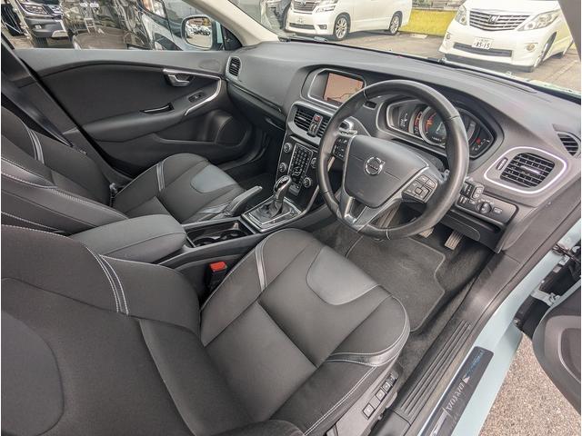 Ｖ４０ Ｄ４　モメンタム　後期モデル　２０１７年モデル　純正フルセグＴＶナビ　衝突警告　レーンキープエイド　前席シートヒーター　ＬＥＤヘッド　ＢＬＩＳ（8枚目）