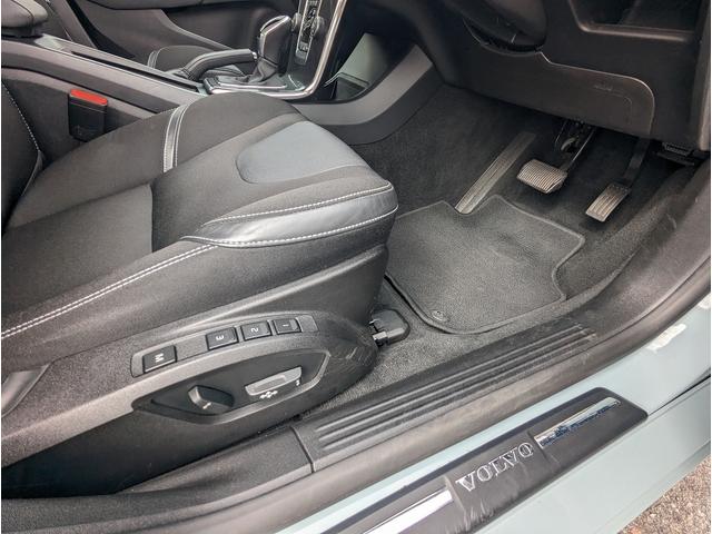 Ｖ４０ Ｄ４　モメンタム　後期モデル　２０１７年モデル　純正フルセグＴＶナビ　衝突警告　レーンキープエイド　前席シートヒーター　ＬＥＤヘッド　ＢＬＩＳ（22枚目）