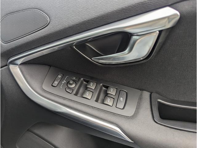 Ｖ４０ Ｄ４　モメンタム　後期モデル　２０１７年モデル　純正フルセグＴＶナビ　衝突警告　レーンキープエイド　前席シートヒーター　ＬＥＤヘッド　ＢＬＩＳ（24枚目）