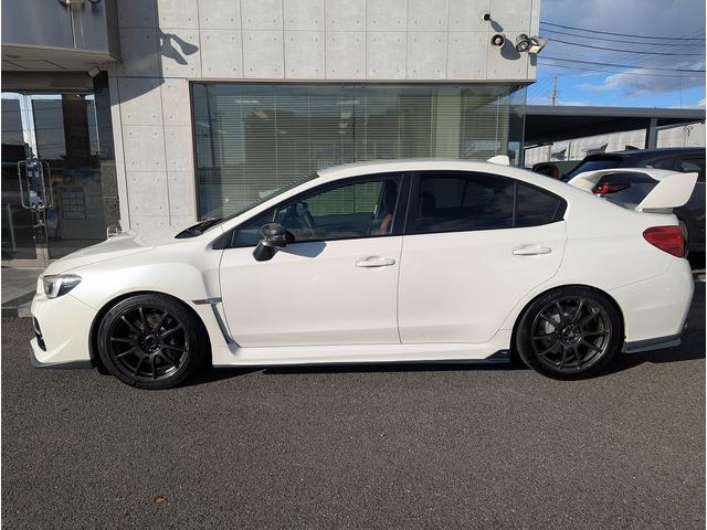 ボディ同色大型スポイラーが印象的です、ボディカラーはオプションカラーの【クリスタルホワイトパール】