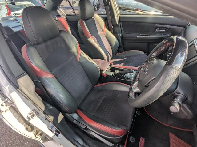 レッドアクセント入ブラックアルカンターラ×革コンビシート