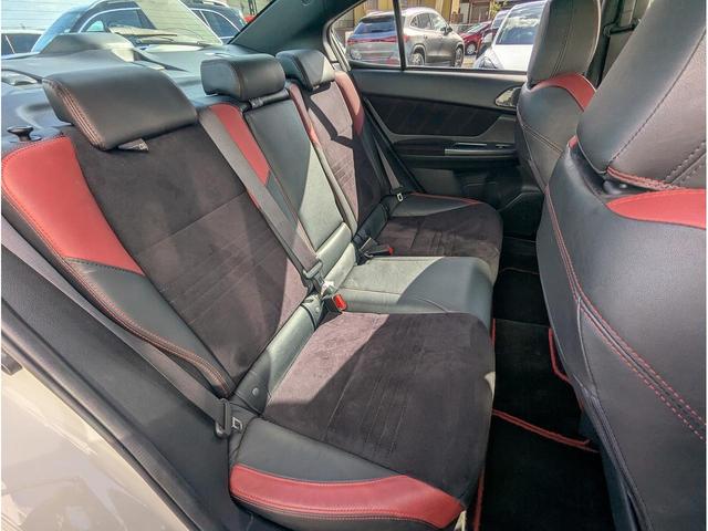 ５人乗り車両です。スポーティな車両ですが後席も広々とお過ごしいただけます