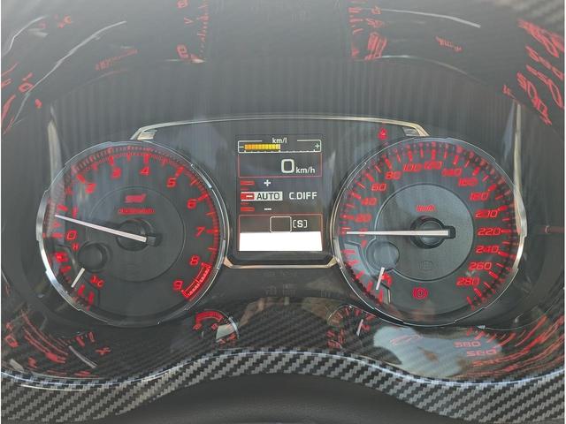 レッドルミネセントメーター・インパネも各所にカーボン加飾が施されていて大変スタイリッシュです