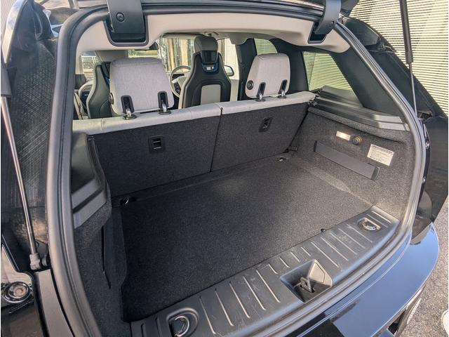 ｉ３ セレブレーションエディション　カーボナイト　４０台限定特別仕様車！　ワンオーナー車　前後ドラレコ　社外フルセグＴＶチューナー付　ハーマンカードンＨｉＦｉスピーカー　１０．２インチＨＤＤナビ　グレー合皮ハーフレザー　ドライビングアシストプラス（7枚目）