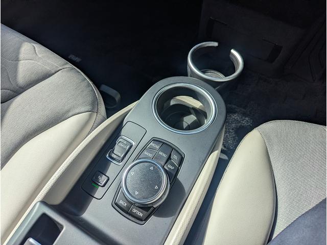 ｉ３ セレブレーションエディション　カーボナイト　４０台限定特別仕様車！　ワンオーナー車　前後ドラレコ　社外フルセグＴＶチューナー付　ハーマンカードンＨｉＦｉスピーカー　１０．２インチＨＤＤナビ　グレー合皮ハーフレザー　ドライビングアシストプラス（21枚目）