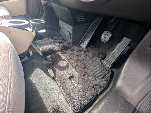 ｉ３ セレブレーションエディション　カーボナイト　４０台限定特別仕様車！　ワンオーナー車　前後ドラレコ　社外フルセグＴＶチューナー付　ハーマンカードンＨｉＦｉスピーカー　１０．２インチＨＤＤナビ　グレー合皮ハーフレザー　ドライビングアシストプラス（26枚目）