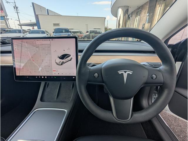 使用感の出やすいステアリングホイールもこの通りきれいな状態です