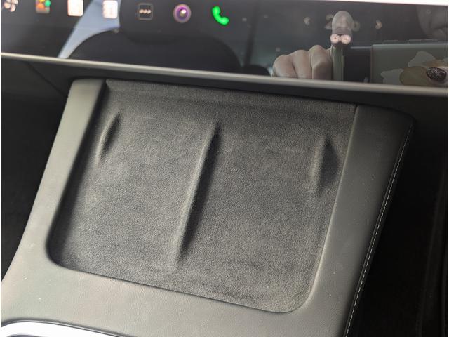 前席のスマホワイヤレス充電は同時２台の充電が可能です