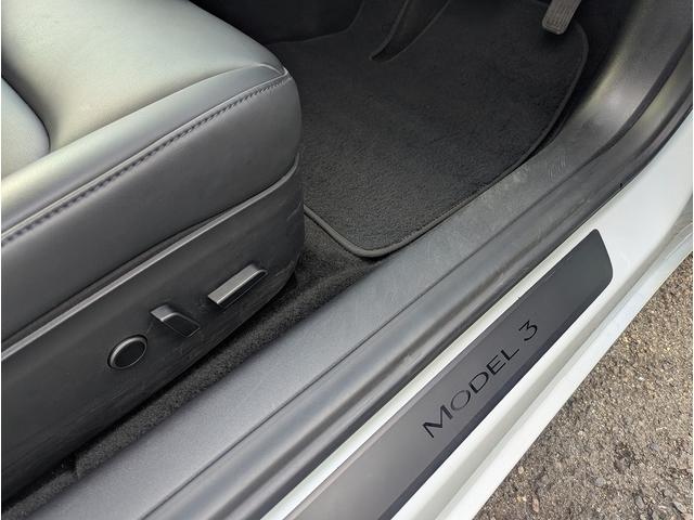 フロアマット＆パワーシート傷のつきやすいステップ部分もこの通りきれいです♪