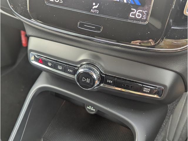 ＸＣ４０ Ｂ４　モメンタム　保証１年付　ワンオーナー車　２０２１年モデル　ＯＰハンズフリーパワーバックドア　フルセグＴＶ　インテリセーフ　アクティブベンディングＬＥＤヘッド　純正ＨＤＤナビゲーション　３６０度カメラ＆前後ソナー（22枚目）