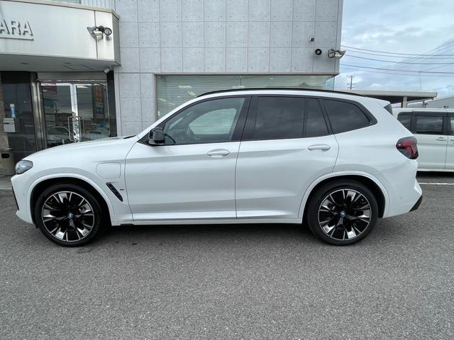 ｉＸ３ Ｍスポーツ　ＯＰエクステリアパッケージ　パノラマサンルーフ　アダプティブＬＥＤヘッドライト　ハーマンカードンサウンドスピーカー　２０インチＡＷ　ヴァ―ネスカ革スポーツシート　アラウンドビューカメラ（5枚目）