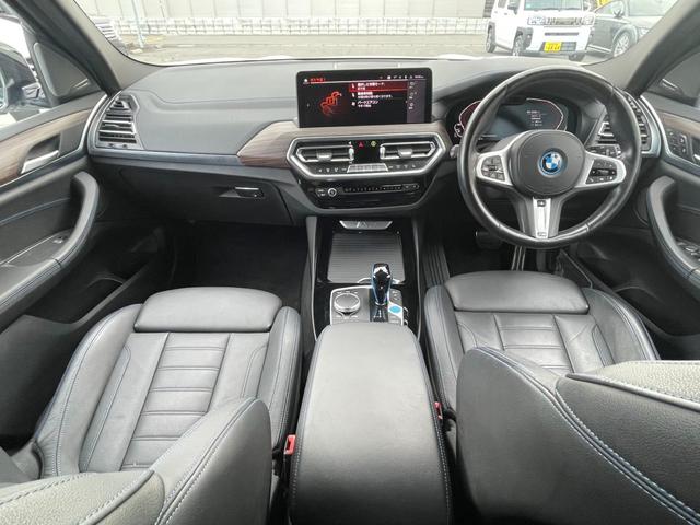 ｉＸ３ Ｍスポーツ　ＯＰエクステリアパッケージ　パノラマサンルーフ　アダプティブＬＥＤヘッドライト　ハーマンカードンサウンドスピーカー　２０インチＡＷ　ヴァ―ネスカ革スポーツシート　アラウンドビューカメラ（17枚目）