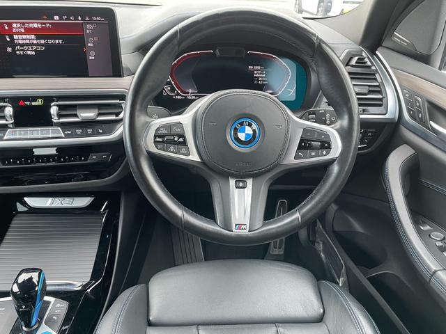 ｉＸ３ Ｍスポーツ　ＯＰエクステリアパッケージ　パノラマサンルーフ　アダプティブＬＥＤヘッドライト　ハーマンカードンサウンドスピーカー　２０インチＡＷ　ヴァ―ネスカ革スポーツシート　アラウンドビューカメラ（18枚目）