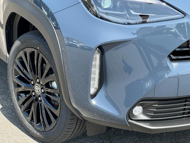 ヤリスクロス ハイブリッドＺ　ウルバーノ　【特別仕様車！ウルバーノ！】ハンズフリーパワーバックドア　トヨタチームメイト　アドバンストパーク　パノラミックビューモニター　ブラインドスポットモニター　ハンドルヒーター　シートヒーター　専用ホイール（12枚目）