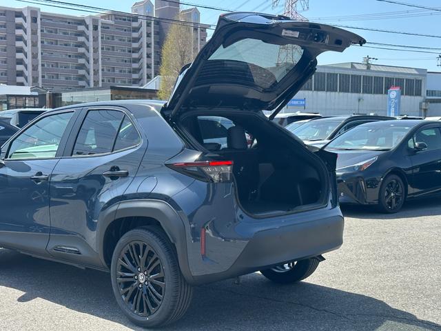 ヤリスクロス ハイブリッドＺ　ウルバーノ　【特別仕様車！ウルバーノ！】ハンズフリーパワーバックドア　トヨタチームメイト　アドバンストパーク　パノラミックビューモニター　ブラインドスポットモニター　ハンドルヒーター　シートヒーター　専用ホイール（27枚目）