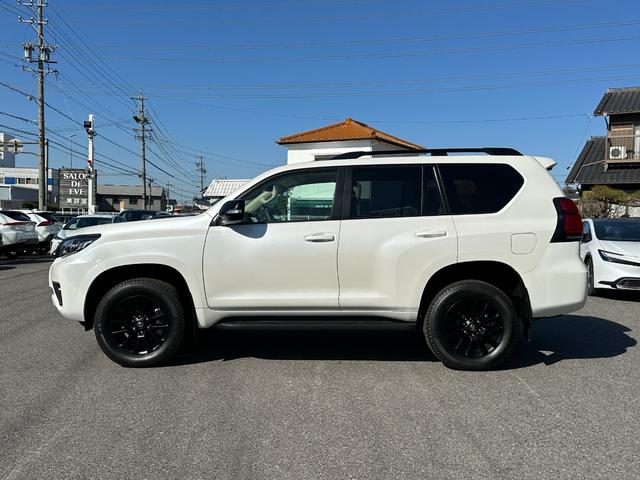 ランドクルーザープラド ＴＸ　Ｌパッケージ　マットブラックエディション　【特別仕様車！！メーカーナビ！！】パノラミックビューモニター！　サンルーフ　ルーフレール　９インチディスプレイオーディオ　７人乗り　ブラインドスポットモニター　寒冷地仕様　ルーフレール　ベージュ内装！（7枚目）
