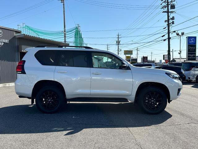 ランドクルーザープラド ＴＸ　Ｌパッケージ　マットブラックエディション　【特別仕様車！！メーカーナビ！！】パノラミックビューモニター！　サンルーフ　ルーフレール　９インチディスプレイオーディオ　７人乗り　ブラインドスポットモニター　寒冷地仕様　ルーフレール　ベージュ内装！（8枚目）