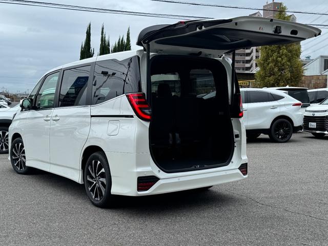 TOYOTA NOAH HYBRID S-Z