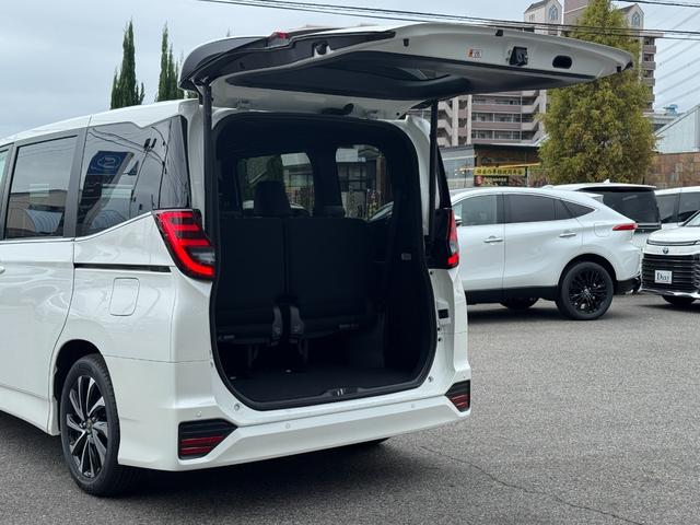 TOYOTA NOAH HYBRID S-Z