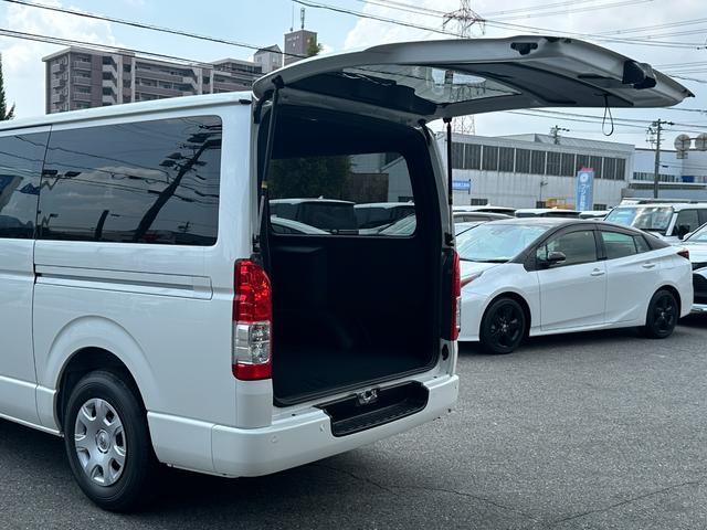 ハイエースバン ロングスーパーGL ダークプライムS 【即納!!特別仕様車!!】 20周年限定スカッフプレート パノラミックビューモニター デジタルインナーミラー 両側パワースライドドア レーンディパーチャーアラート AC100V電源 ハーフレザーシート(22枚目)