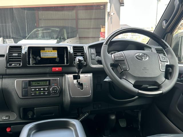 ハイエースバン ロングスーパーGL ダークプライムS 【即納!!特別仕様車!!】 20周年限定スカッフプレート パノラミックビューモニター デジタルインナーミラー 両側パワースライドドア レーンディパーチャーアラート AC100V電源 ハーフレザーシート(43枚目)