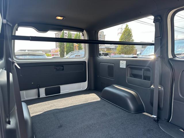 ハイエースバン ロングスーパーGL ダークプライムS 【即納!!特別仕様車!!】 20周年限定スカッフプレート パノラミックビューモニター デジタルインナーミラー 両側パワースライドドア レーンディパーチャーアラート AC100V電源 ハーフレザーシート(80枚目)