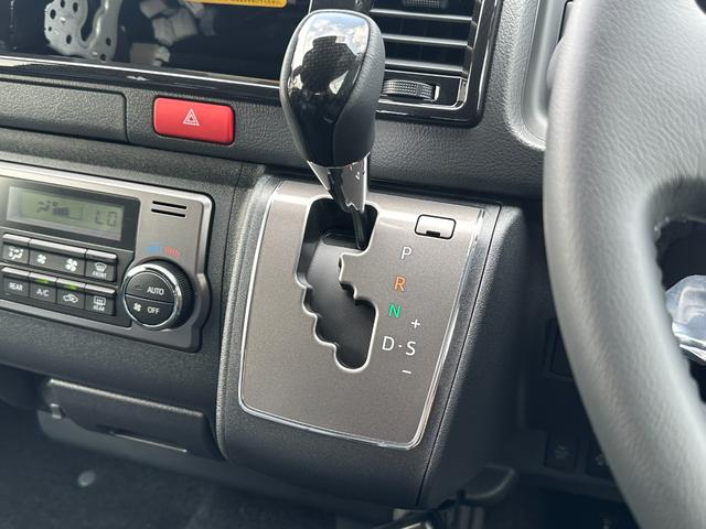 ハイエースバン ロングスーパーGL ダークプライムS 【即納!!特別仕様車!!】 20周年限定スカッフプレート パノラミックビューモニター デジタルインナーミラー 両側パワースライドドア レーンディパーチャーアラート AC100V電源 ハーフレザーシート(56枚目)