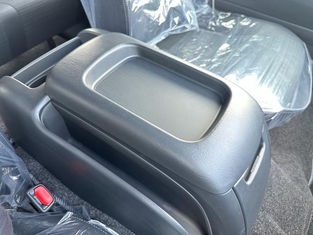 ハイエースバン ロングスーパーGL ダークプライムS 【即納!!特別仕様車!!】 20周年限定スカッフプレート パノラミックビューモニター デジタルインナーミラー 両側パワースライドドア レーンディパーチャーアラート AC100V電源 ハーフレザーシート(66枚目)