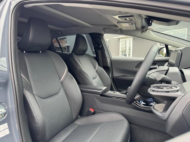 プリウス Z 【GRフロントスポイラー!!パノラマルーフ!!】パノラミックビューモニター アドバンストパーク ブラインドスポットモニター! 12.3インチディスプレイオーディオ! AC100V電源! シートヒーター(69枚目)