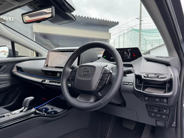 プリウス Z 【GRフロントスポイラー!!パノラマルーフ!!】パノラミックビューモニター アドバンストパーク ブラインドスポットモニター! 12.3インチディスプレイオーディオ! AC100V電源! シートヒーター(70枚目)