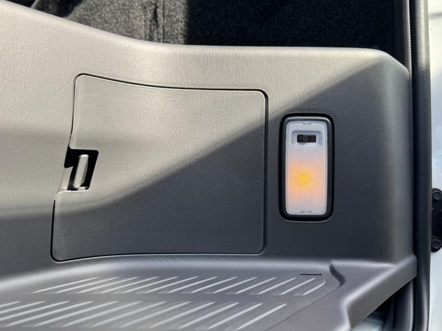 ハイエースバン 【パノラミックビューモニター!デジタルインナーミラー!】寒冷地仕様 両側パワースライドドア 20周年限定スカッフプレート ウッドコンビハンドル LEDヘッドライト プッシュスタート イージークローザー(69枚目)