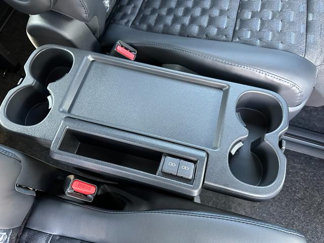 ヴォクシー ハイブリッドＳ－Ｚ　【１３．２インチフリップダウンモニター！トヨタチームメイト！】１０．５インチディスプレイオーディオ　快適利便パッケージＨｉ　ＡＣ１００Ｖ電源　両側パワースライドドア　ブラインドスポットモニター　ＥＴＣ（67枚目）