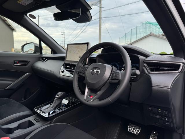 カローラクロス GRスポーツ 【GRスポーツ!専用ブレーキキャリパー!】ハンズフリーパワーバッグドア パノラミックビューモニター アドバンスドパーク 10.5インチディスプレイオーディオ 専用GRスポーツシート 専用アルミホイール(73枚目)