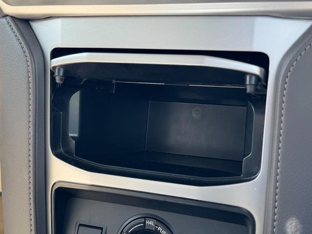 ランドクルーザープラド TX Lパッケージ マットブラックエディション 【特別仕様車!!メーカーナビ!!】パノラミックビューモニター! サンルーフ ルーフレール 9インチディスプレイオーディオ 7人乗り ブラインドスポットモニター 寒冷地仕様 ルーフレール ベージュ内装!(56枚目)