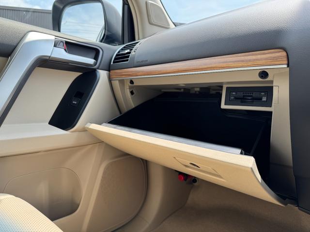 ランドクルーザープラド TX Lパッケージ マットブラックエディション 【特別仕様車!!メーカーナビ!!】パノラミックビューモニター! サンルーフ ルーフレール 9インチディスプレイオーディオ 7人乗り ブラインドスポットモニター 寒冷地仕様 ルーフレール ベージュ内装!(60枚目)
