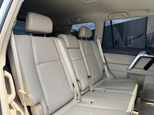 ランドクルーザープラド TX Lパッケージ マットブラックエディション 【特別仕様車!!メーカーナビ!!】パノラミックビューモニター! サンルーフ ルーフレール 9インチディスプレイオーディオ 7人乗り ブラインドスポットモニター 寒冷地仕様 ルーフレール ベージュ内装!(74枚目)