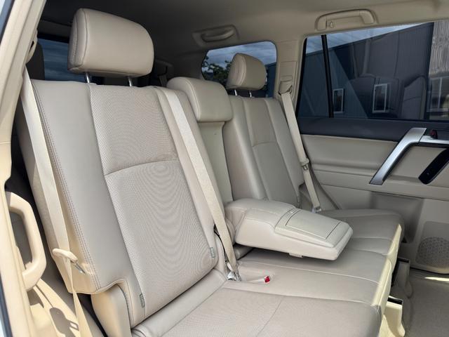 ランドクルーザープラド TX Lパッケージ マットブラックエディション 【特別仕様車!!メーカーナビ!!】パノラミックビューモニター! サンルーフ ルーフレール 9インチディスプレイオーディオ 7人乗り ブラインドスポットモニター 寒冷地仕様 ルーフレール ベージュ内装!(75枚目)