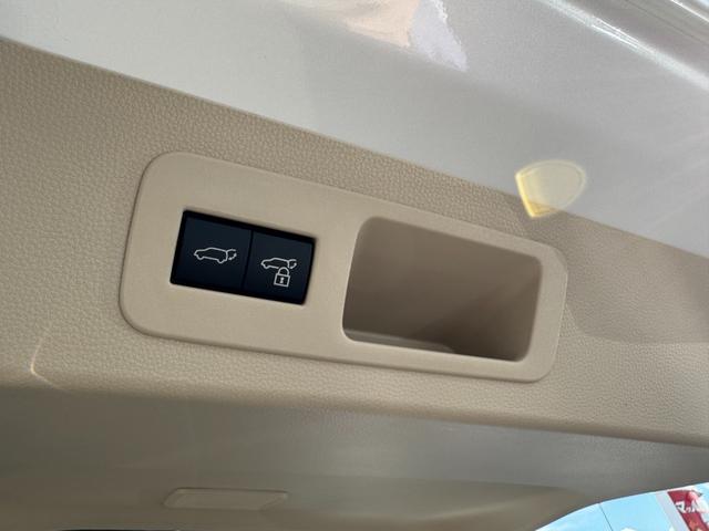 ランドクルーザー ＺＸ　【リアエンターテインメントシステム！パノラミックビューモニター！】クールＢＯＸ　ＪＢＬサウンドシステム　リアデフロック　タイヤ空気圧センサー　ブラックルーフレール　モデリスタエアロ　サンルーフ　ＢＳＭ（80枚目）