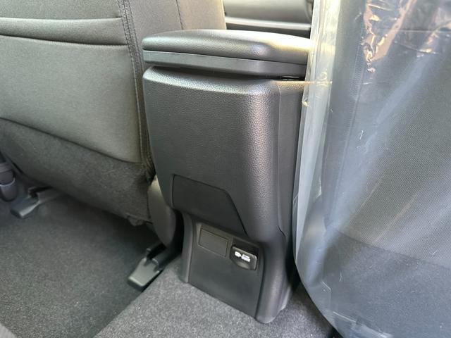 プリウス Ｇ　【ブラインドスポットモニター！！ＥＴＣ２．０！】８インチディスプレイオーディオ　ＡＣ１００Ｖ電源　トヨタセーフティセンス　エレクトロシフトマチック　電動パーキングブレーキ　全席オートウィンドウ　ＬＤＡ（74枚目）