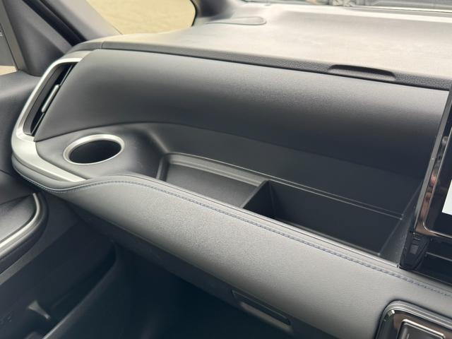 ヴォクシー ハイブリッドＳ－Ｚ　【１３．２インチフリップダウンモニター！トヨタチームメイト！】１０．５インチディスプレイオーディオ　快適利便パッケージＨｉ　ＡＣ１００Ｖ電源　両側パワースライドドア　ブラインドスポットモニター　ＥＴＣ（55枚目）