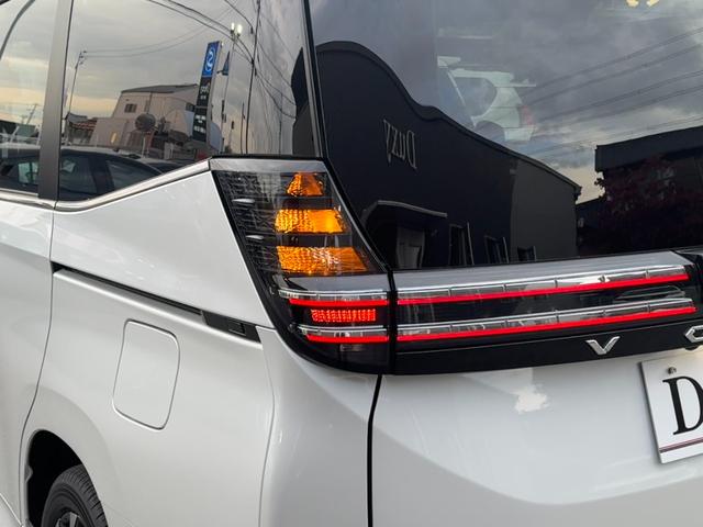 ヴォクシー ハイブリッドＳ－Ｚ　【改モデル！！快適利便パッケージＨｉ！！】１０．５インチディスプレイオーディオ　ＣＤ／ＤＶＤデッキ　三眼ＬＥＤヘッドライト　ユニバーサルステップ　ブラインドスポットモニター　オットマン　シートヒーター（28枚目）