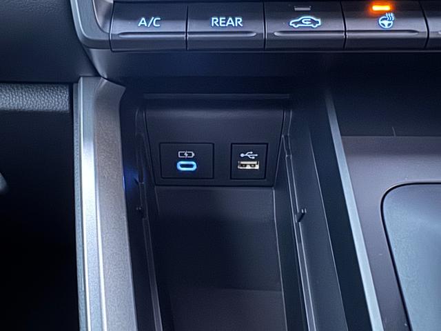 ヴォクシー ハイブリッドＳ－Ｚ　【改モデル！！快適利便パッケージＨｉ！！】１０．５インチディスプレイオーディオ　ＣＤ／ＤＶＤデッキ　三眼ＬＥＤヘッドライト　ユニバーサルステップ　ブラインドスポットモニター　オットマン　シートヒーター（51枚目）