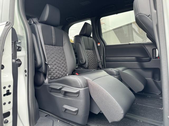 ヴォクシー ハイブリッドＳ－Ｚ　【パノラミックビューモニター！快適利便パッケージＨｉ】１０．５インチディスプレイオーディオ　三眼ＬＥＤヘッドライト　ＨＵＤ　デジタルインナーミラー　スペアタイヤ　ＣＤ／ＤＶＤデッキ　アドバンストパーク（68枚目）