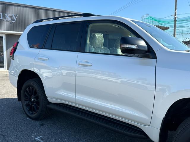 ランドクルーザープラド ＴＸ　Ｌパッケージ　マットブラックエディション　【特別仕様車！！メーカーナビ！！】パノラミックビューモニター！　サンルーフ　ルーフレール　９インチディスプレイオーディオ　７人乗り　ブラインドスポットモニター　寒冷地仕様　ルーフレール　ベージュ内装！（15枚目）