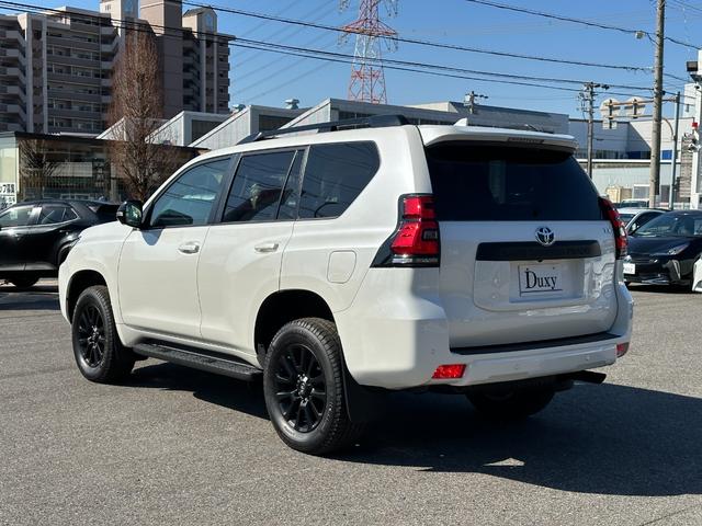 ランドクルーザープラド ＴＸ　Ｌパッケージ　マットブラックエディション　【特別仕様車！！メーカーナビ！！】パノラミックビューモニター！　サンルーフ　ルーフレール　９インチディスプレイオーディオ　７人乗り　ブラインドスポットモニター　寒冷地仕様　ルーフレール　ベージュ内装！（23枚目）