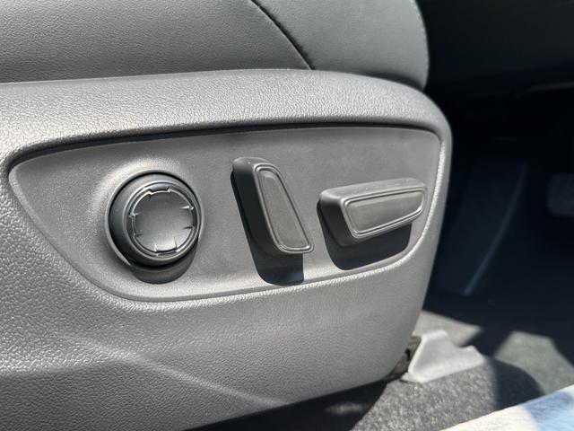 ハリアーハイブリッド Ｚ　レザーパッケージ・ナイトシェード　【特別仕様車！！！ナイトシェード！！！】調光パノラマルーフ　パノラミックビューモニター　１２．３インチディスプレイオーディオ　ＪＢＬサウンドシステム　ＡＣ１００Ｖ電源　ベンチレーション　シートヒーター（47枚目）