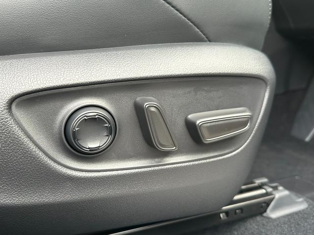 ハリアーハイブリッド Ｚ　レザーパッケージ・ナイトシェード　【特別仕様車！調光パノラマルーフ！！】ブラインドスポットモニター　１２．３インチディスプレイオーディオ　パノラミックビューモニター　ＡＣ１００Ｖ電源　パワーバッグドア　ＪＢＬサウンドシステム　Ｄミラー（53枚目）