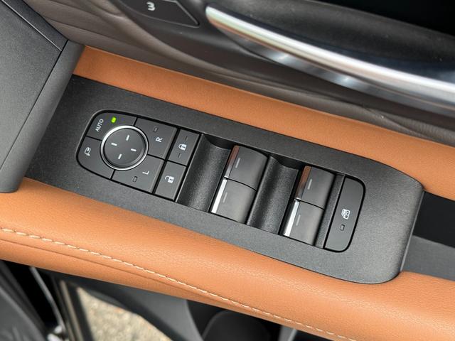 【パワーウィンドウ】全席オートパワーウィンドウを装備しております！一度ボタンを押し込むだけで、前回まで開閉が可能ですので、とっても便利な機能です！夜間はスイッチの部分が光りますので視認性もございます！