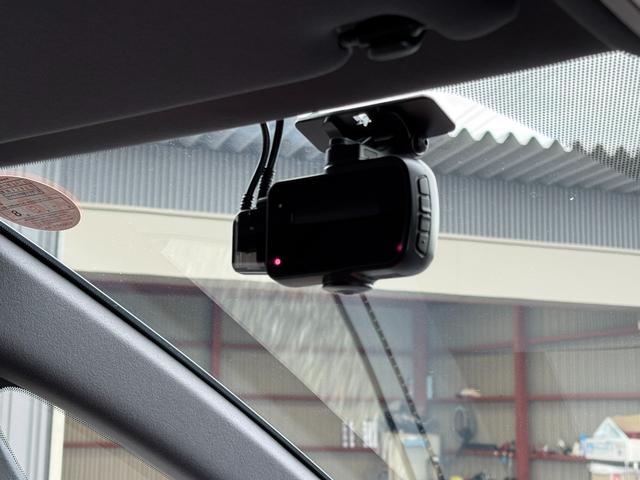 【ドラレコ】オプションにて、デジタルミラー型のドライブレコーダーに変更も可能です！後方の視界が広がり、安心してお乗りいただけます！事故や煽り運転のどの緊急時にも、重宝されるオプションになっております！