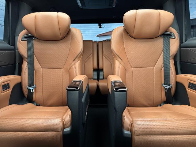 二列目のシートも状態良好です！！！広々としていて、足元のスペースも広く、快適にお乗りいただけます！！！また、当店では実際に乗っていただくことも可能ですので、実車に乗っていただき、ご体感くださいませ！！